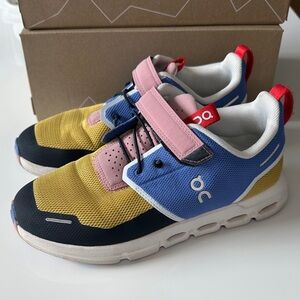 On Running Cloud Play Size 3 Kids' Sneakers in Ultramarine/Zephyr